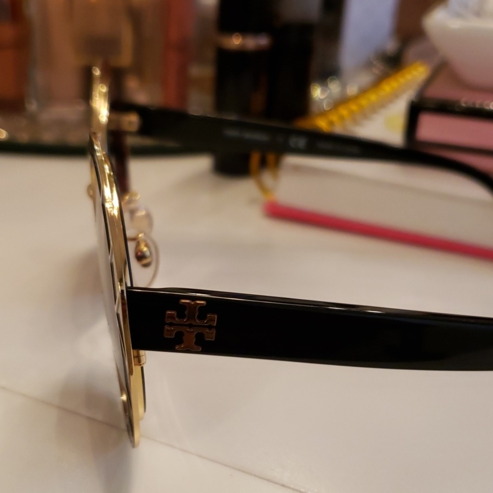 Tory burch sunglasses - Picture 2 of 3